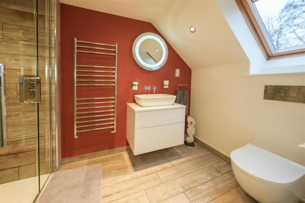 EN-SUITE SHOWER ROOM