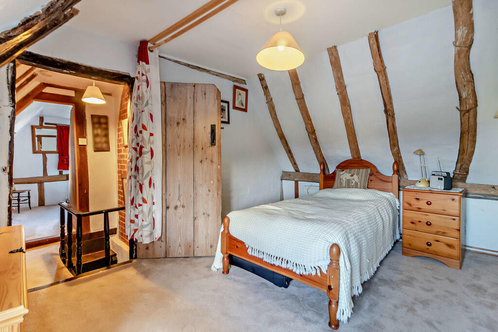 8618375-interior1...