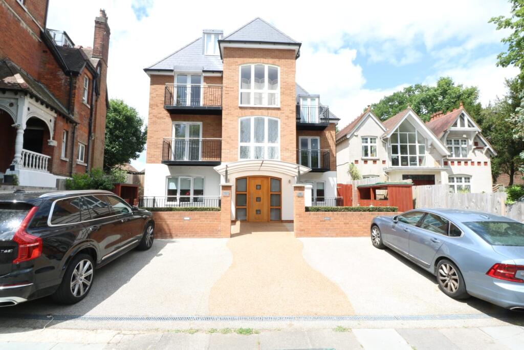 A Superb purpose built Luxury 3 bed apartment wit