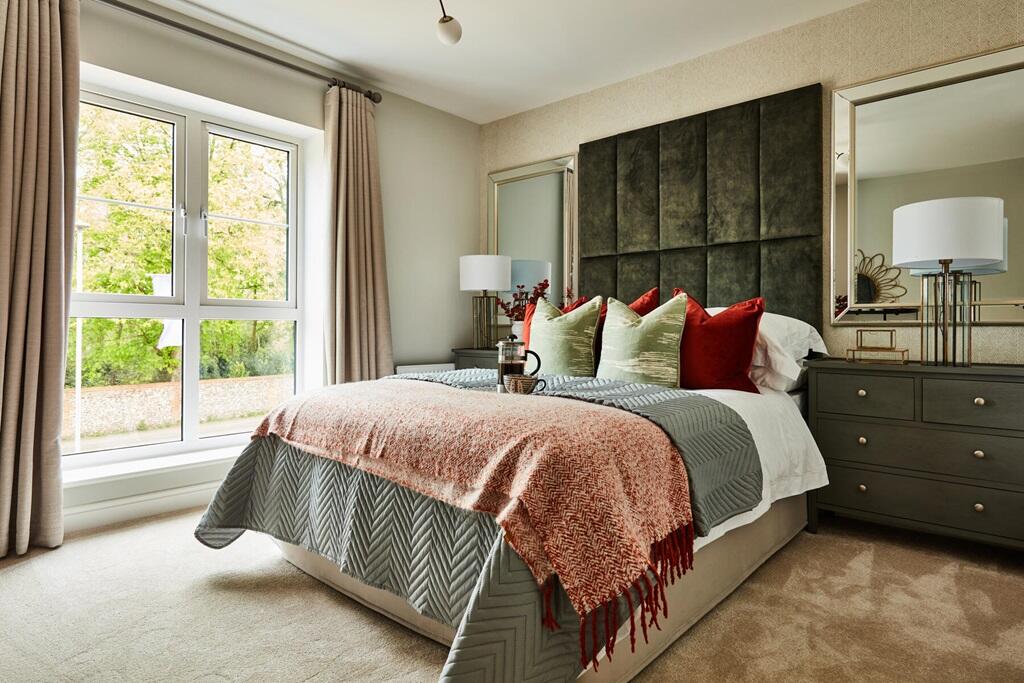 King-size bedroom with en suite