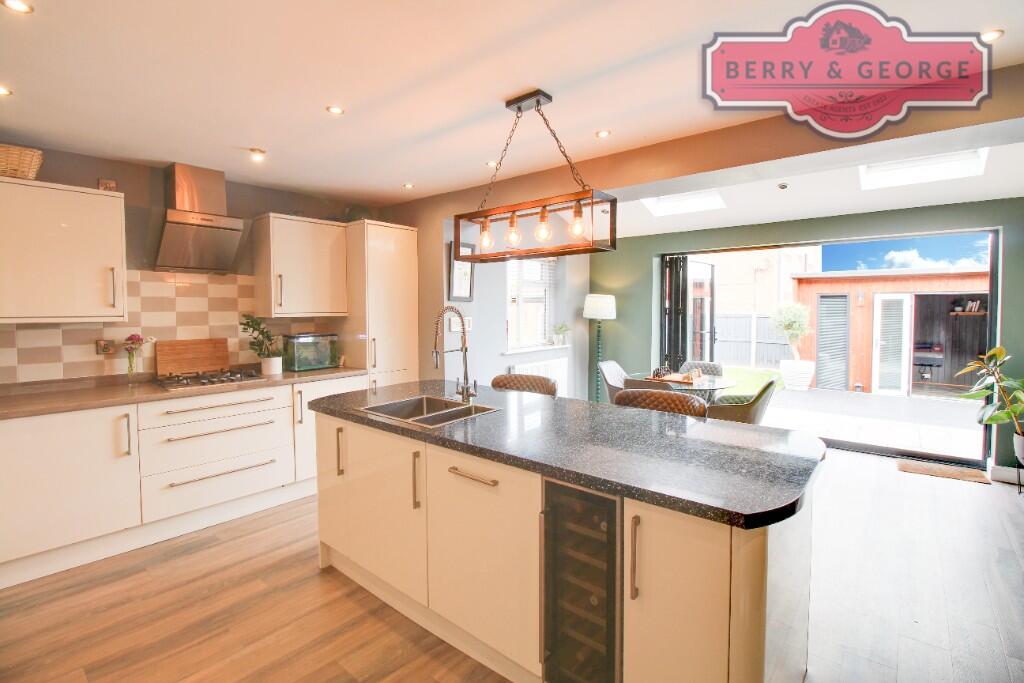 KITCHEN /FAMILY ROOM