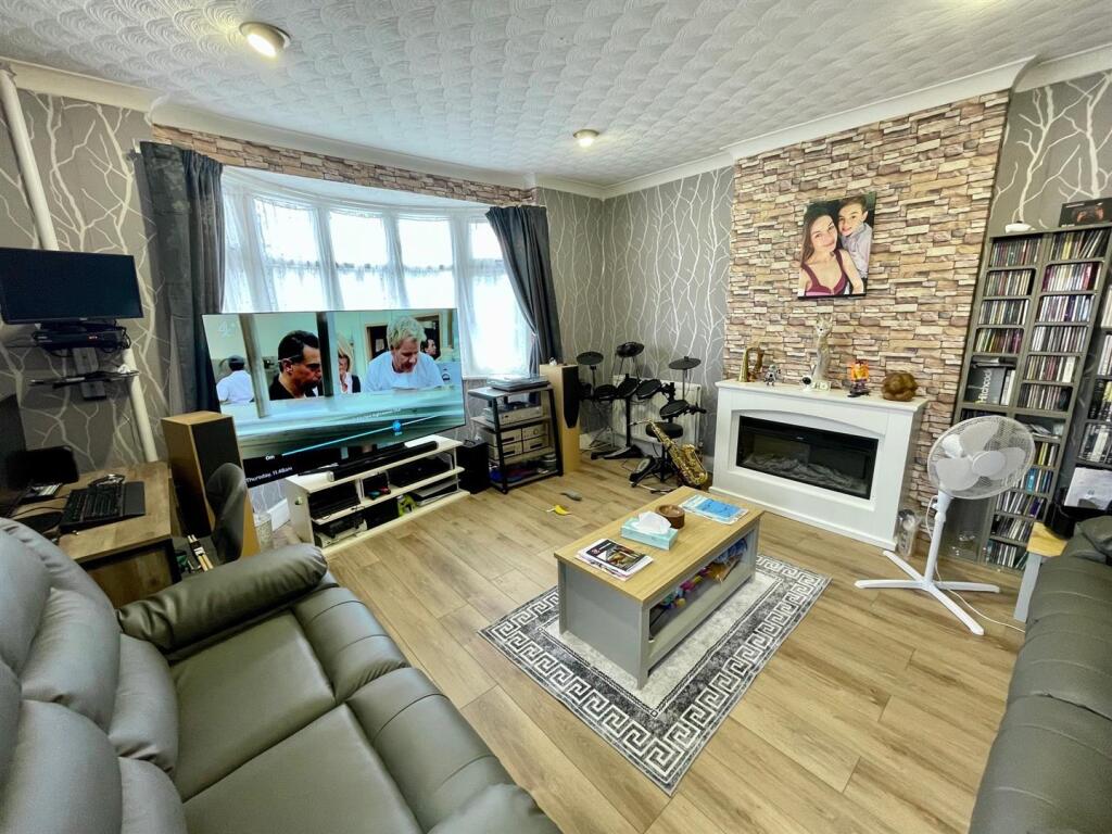 25 Elmroyd Ave Lounge.jpg