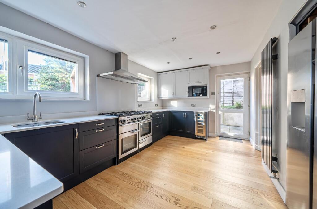 29 Harmans Way, Weedon