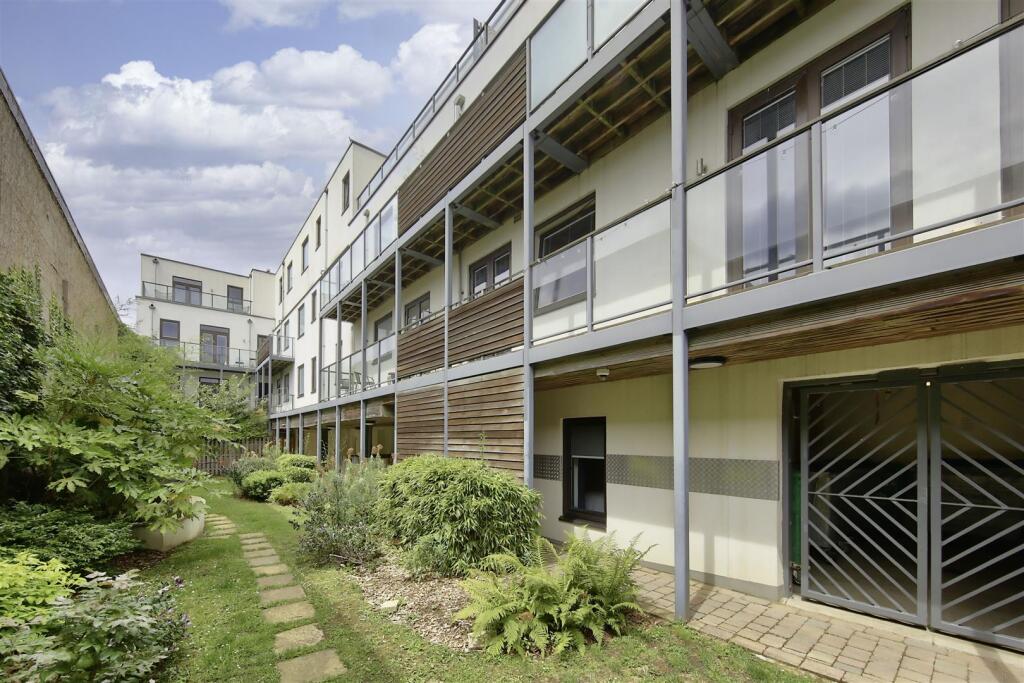 8_the_retreat_furmage_street_image2_19165_4.jpg