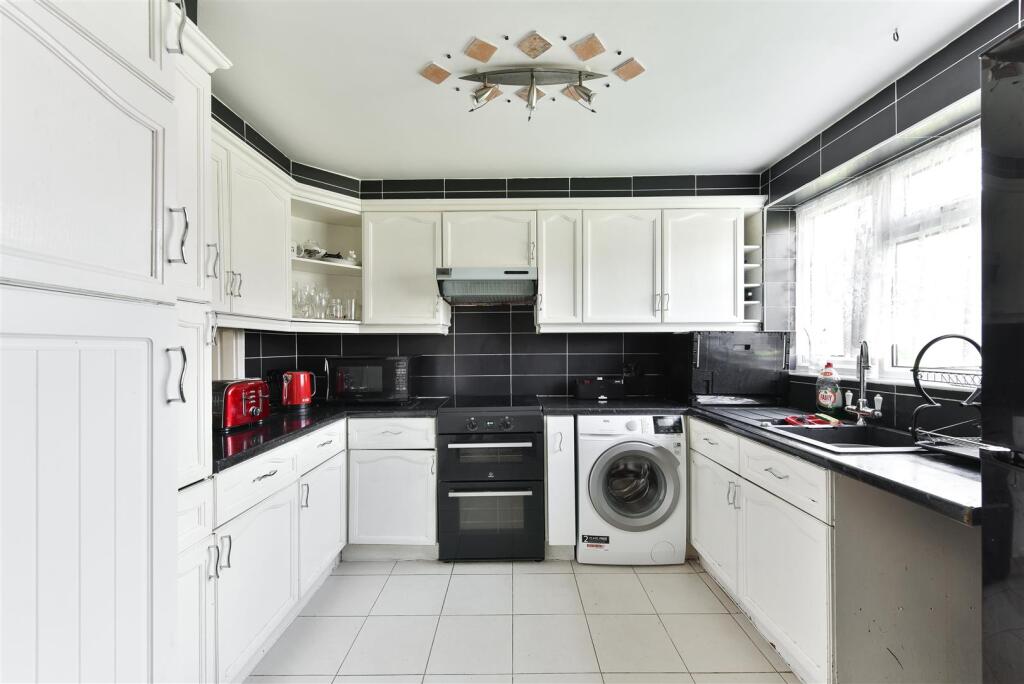 (Clean) 203 Gilders Road-Chessington (2 of 13).jpg