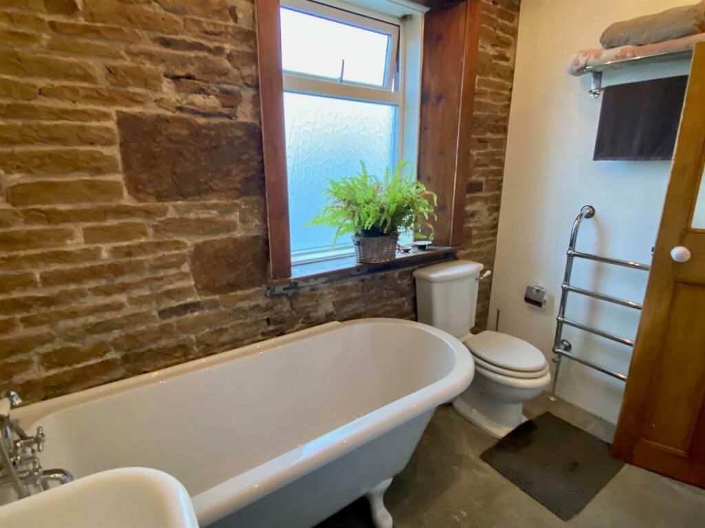 wellhouse lane 33 bathroom 3.jpg