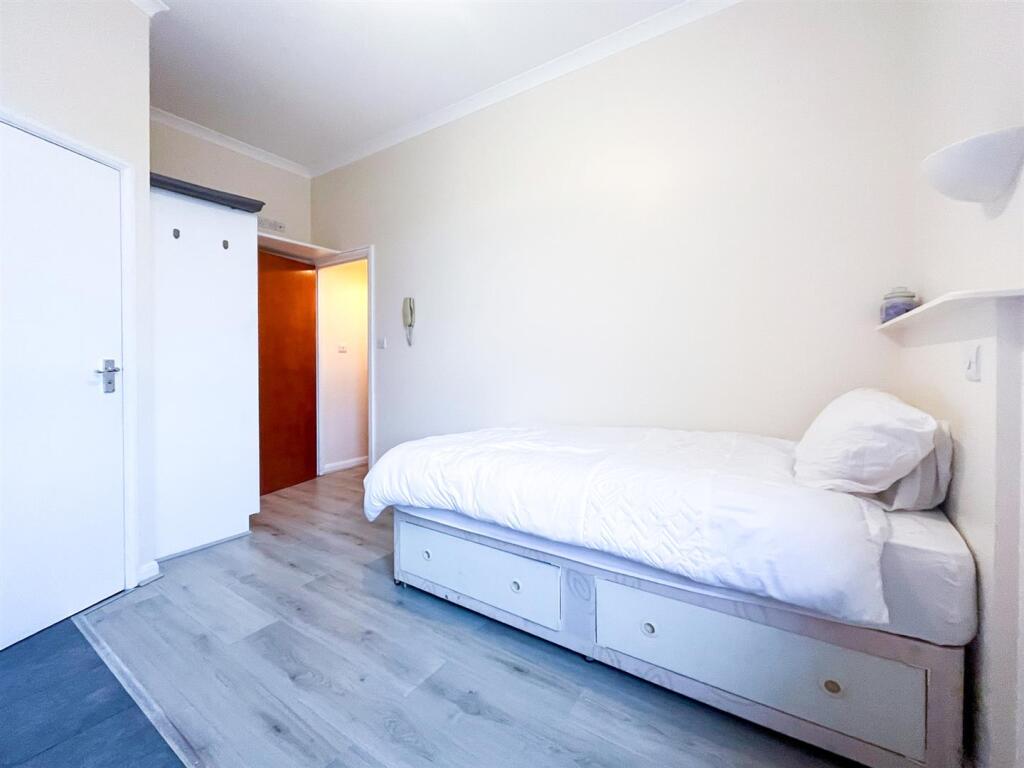 Bed area (1 of 1).jpg