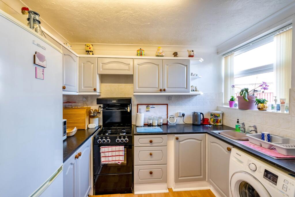 Estate Agent EweMove Scunthorpe Kitchen