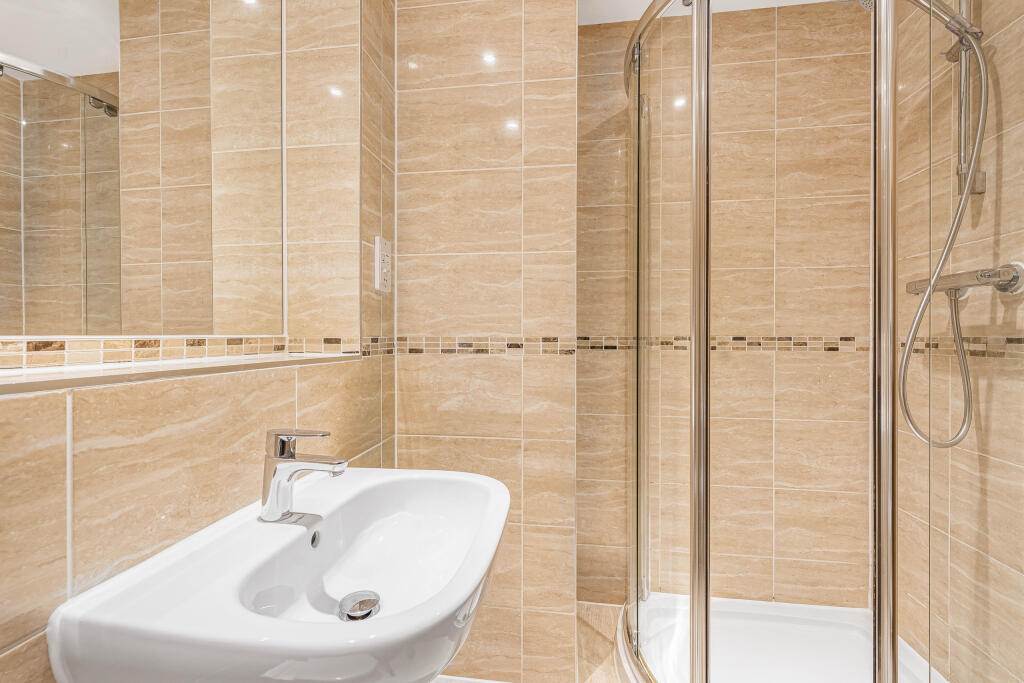 5 En Suite.JPG