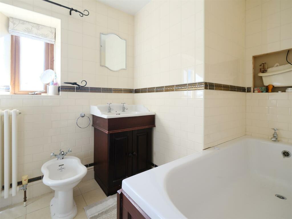 MASTER ENSUITE
