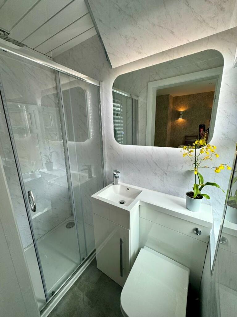 LaycockGv7ensuite2.jpeg