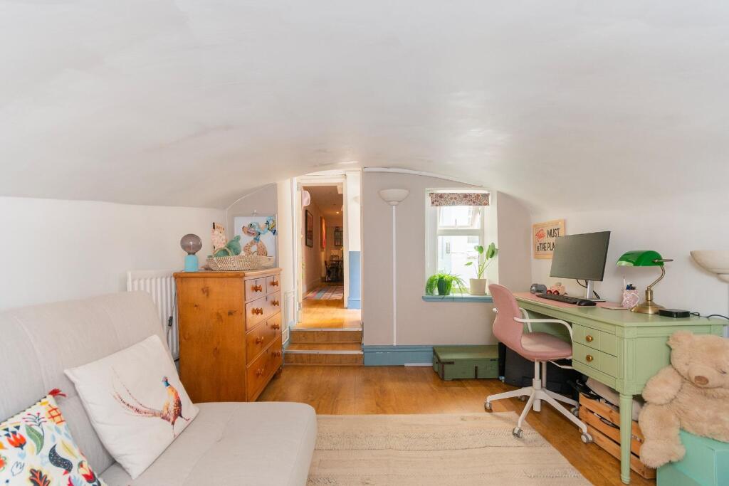 G0F2WPCN - Bedroom A.jpg