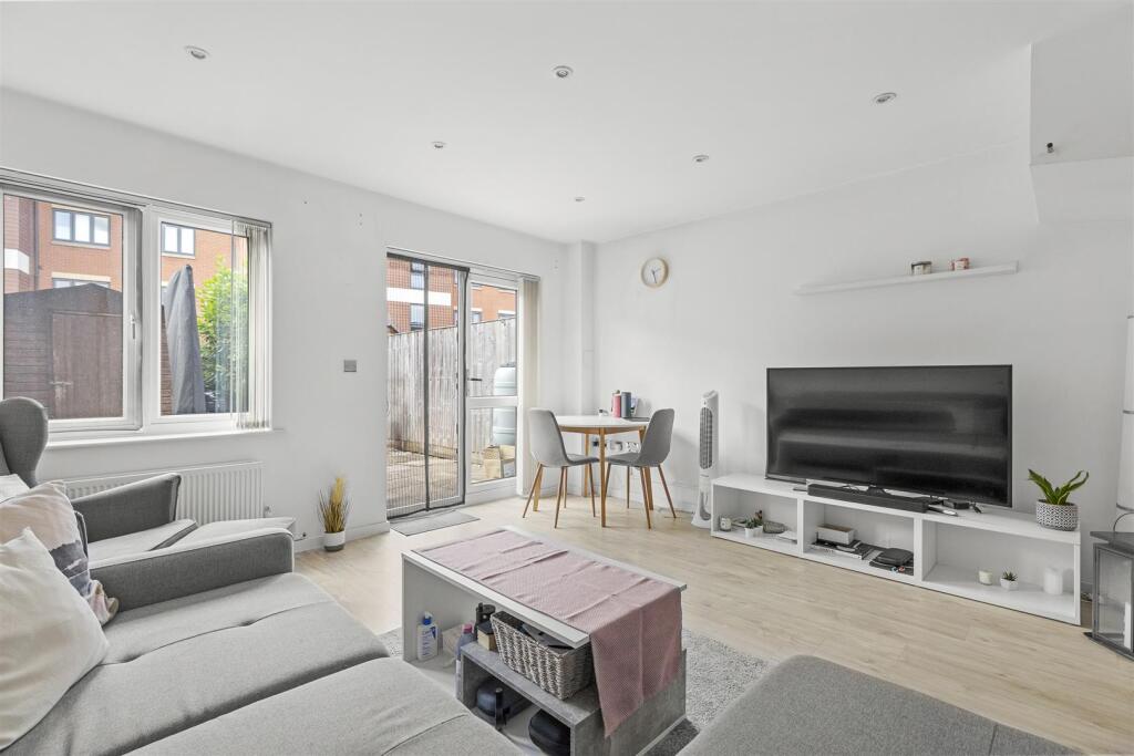 37 Bartlett Place, HP12 3ER-8.jpg
