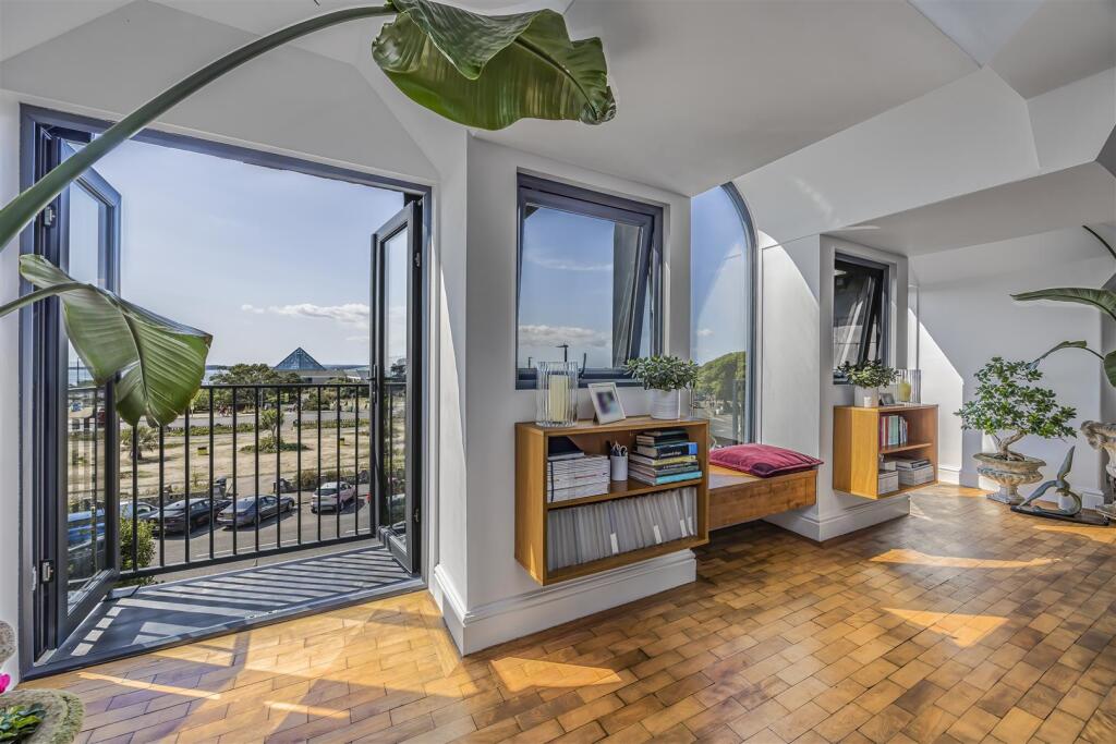 42_MS28_Frontroom_LHbalcony.jpg