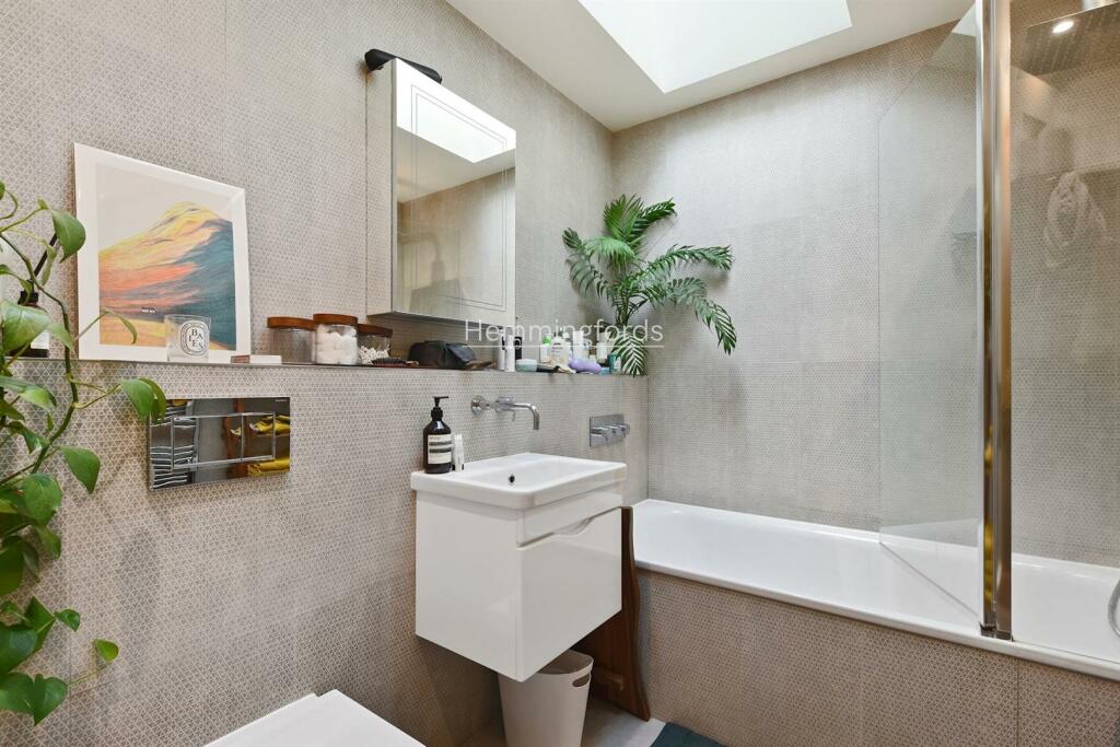 01-0b1cGCHMF - Flat 2 81A Haverstock Hill - Bathro
