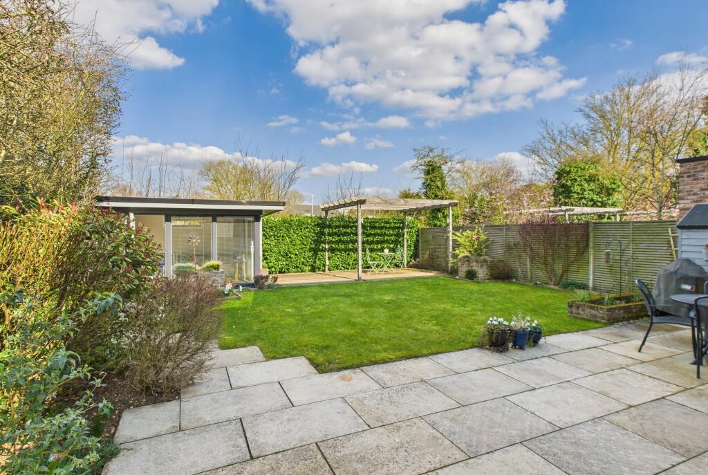 CAM02519G0-PR0244-STILL010