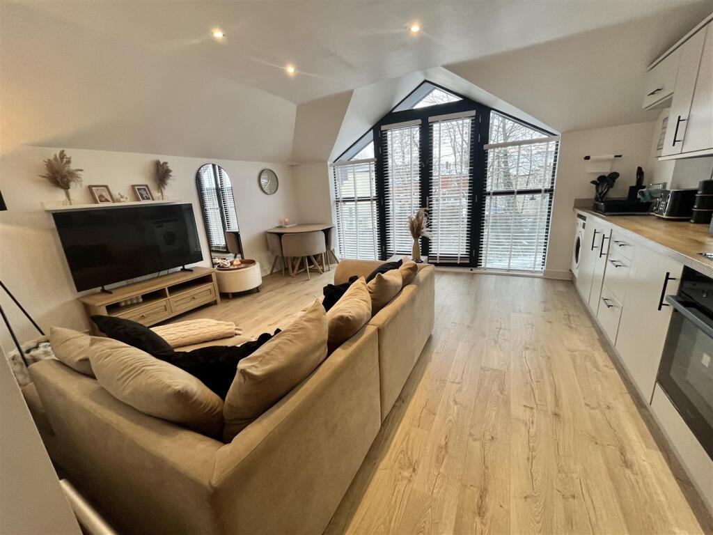 Lounge/ Dining Kitchen: