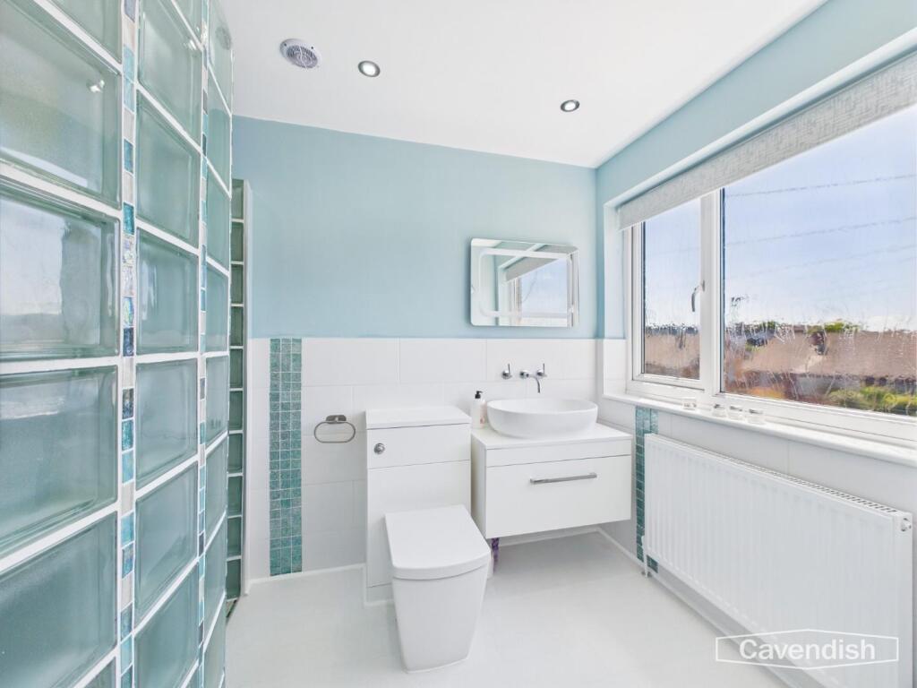 EN-SUITE SHOWER ROOM