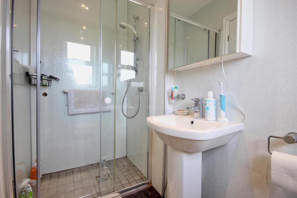 EN-SUITE SHOWER ROOM