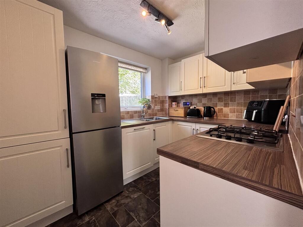 Swan Close Kitchen 1.jpg