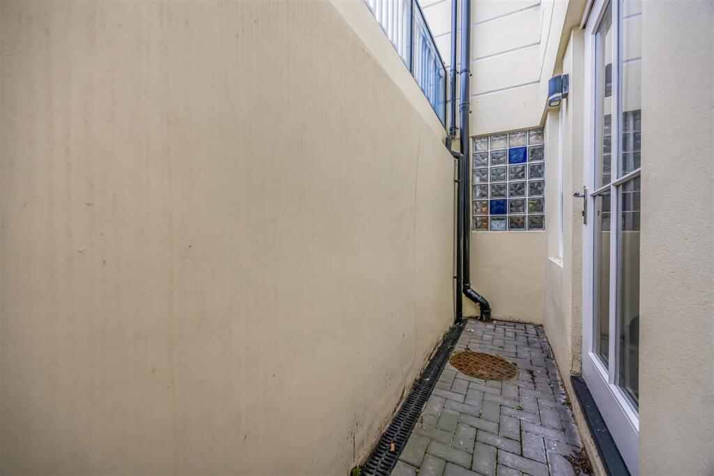 Apartment B, Clearwater Apartments, South Parade, 
