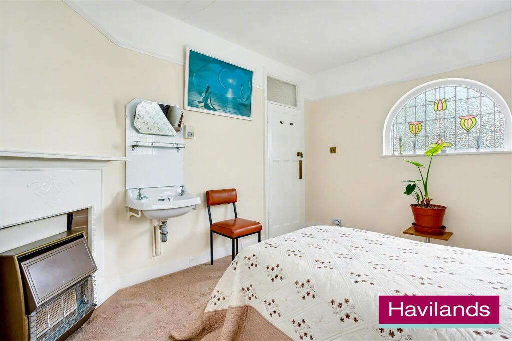 Woodland Way N21 3PY-13.jpg