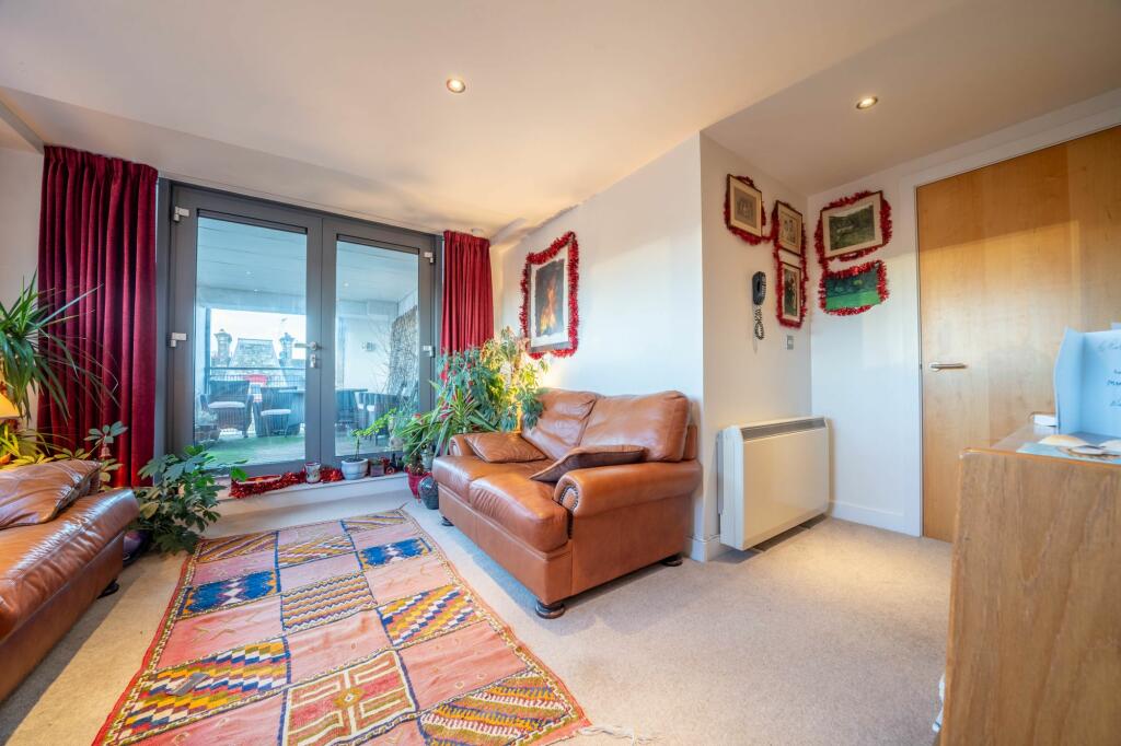 OPEN PLAN LIVING AREA