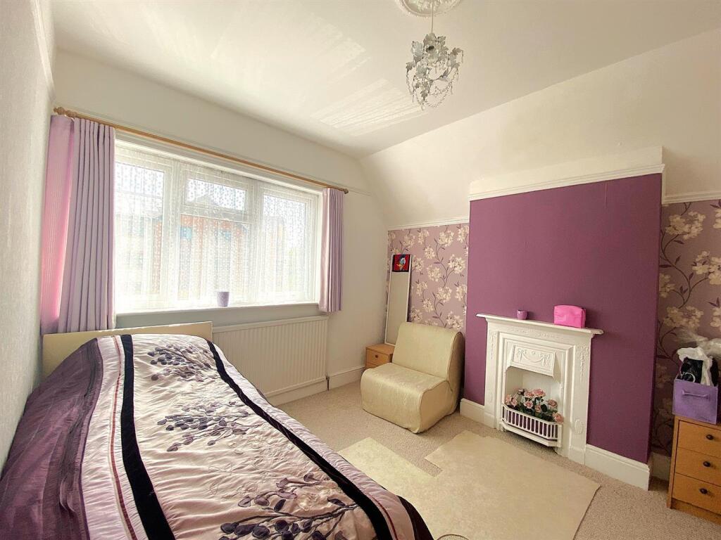 12 Little Common Road - Bed2.jpg