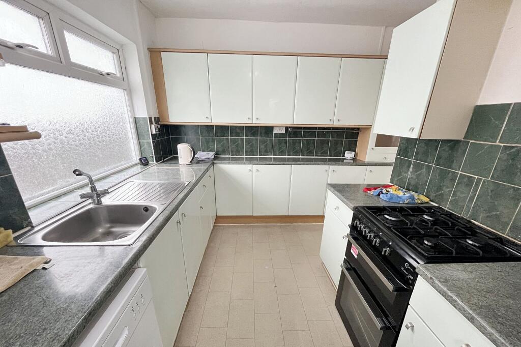 8 Oakleigh Avenue, Tolworth, Surrey KT6 7PX