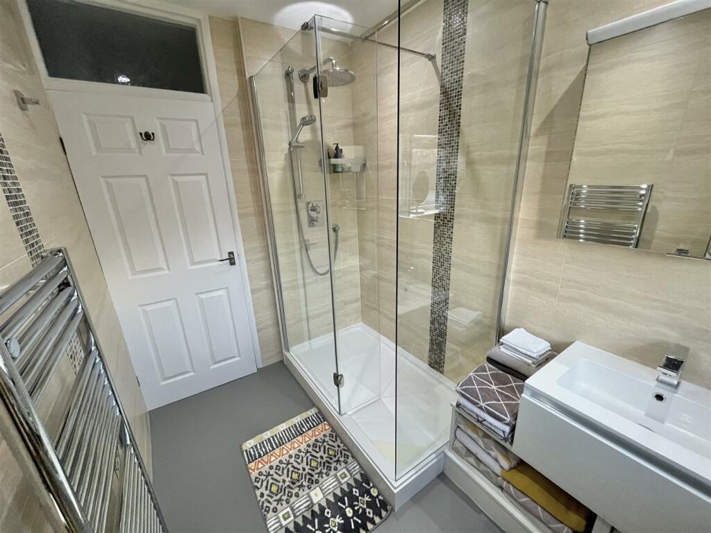 En Suite Shower Room Aspect 2