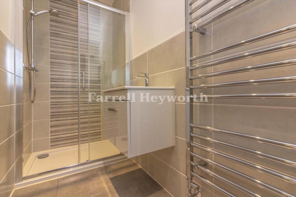 Master En Suite 2