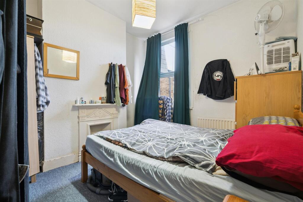 3a Brightwell Crescent SW17 bedroom 2.jpg