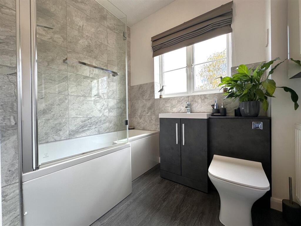 Contemporary Family Bathroom 814