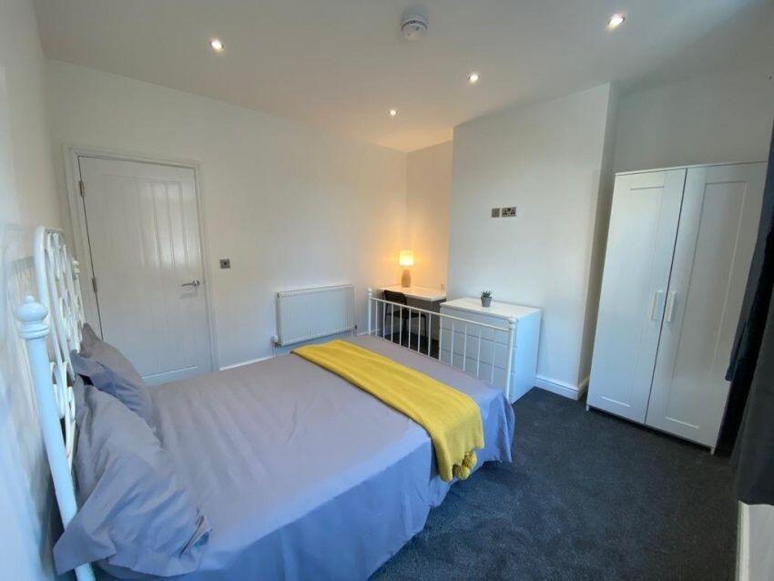 A bright and well-maintained double bedroom fea...