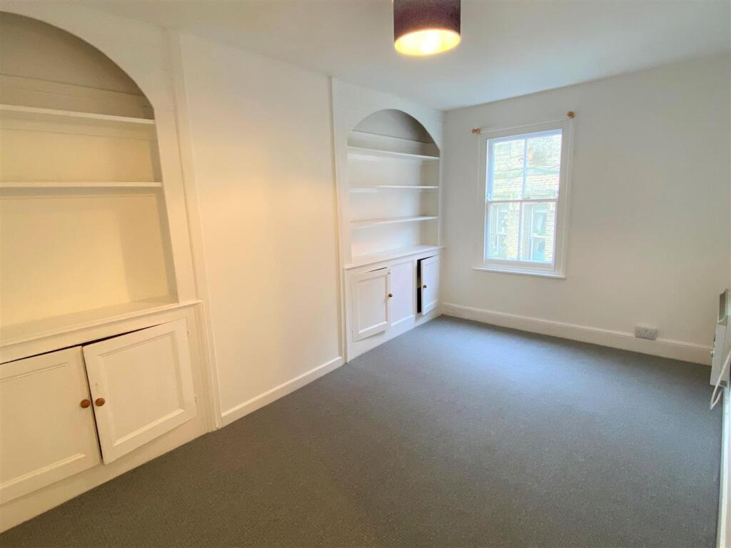 Flat 1, 5 Bank Street Bedroom 1