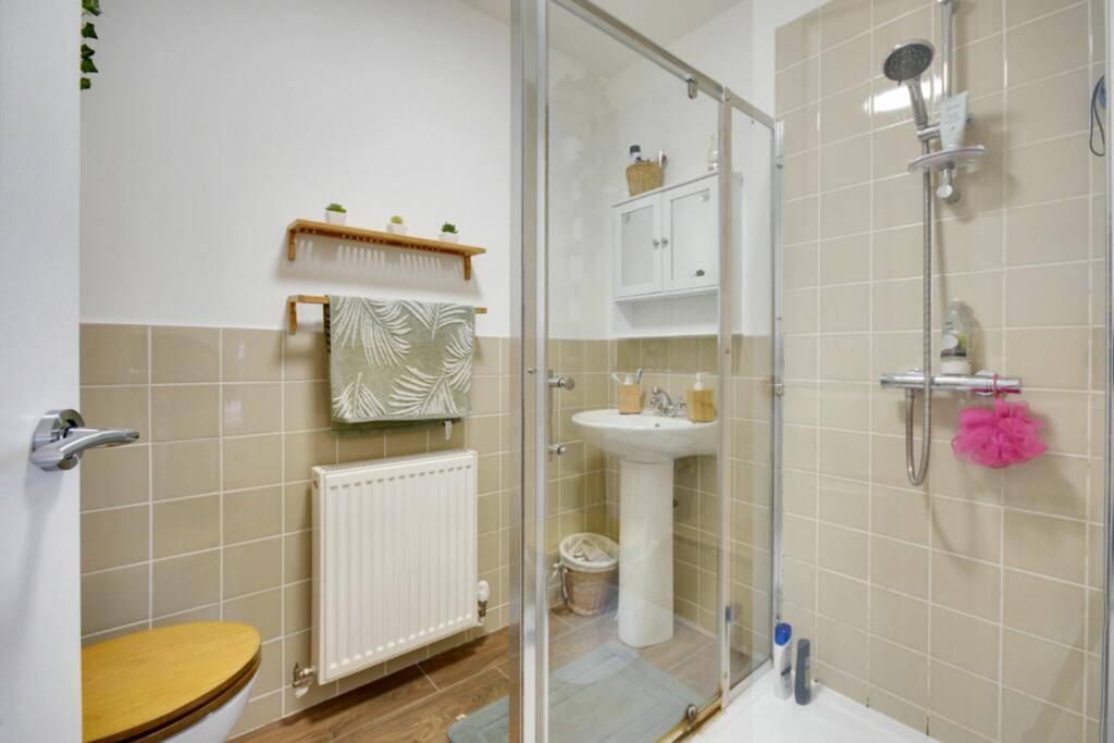 En-suite to Bedroom 1