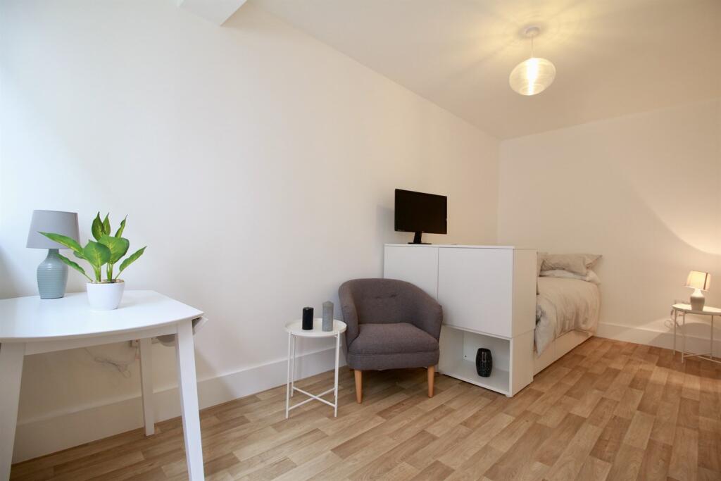 Bedroom/ Lounge 