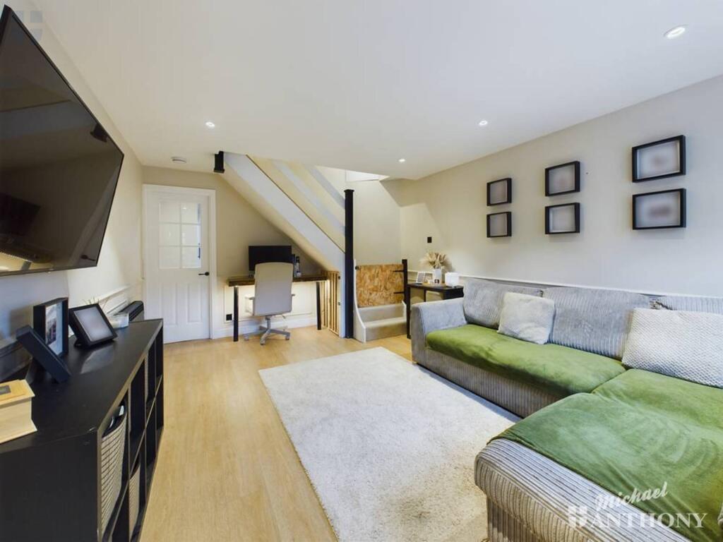 CAM03852G0-PR0200-STILL001-thumbnail-h750-70