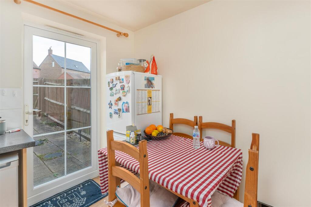 47 Winter Gardens Way, Banbury-9.jpg