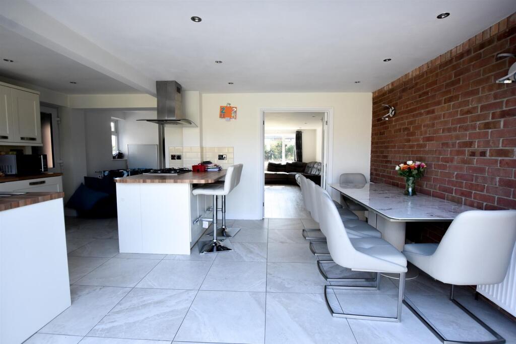 KITCHEN/DINER/FAMILY AREA