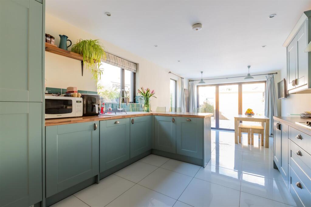 Kingsland Road 13-23.jpg