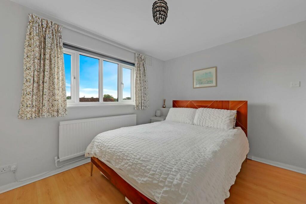12-a255JHPropWorld - 12a Wells Park Court - 34-med
