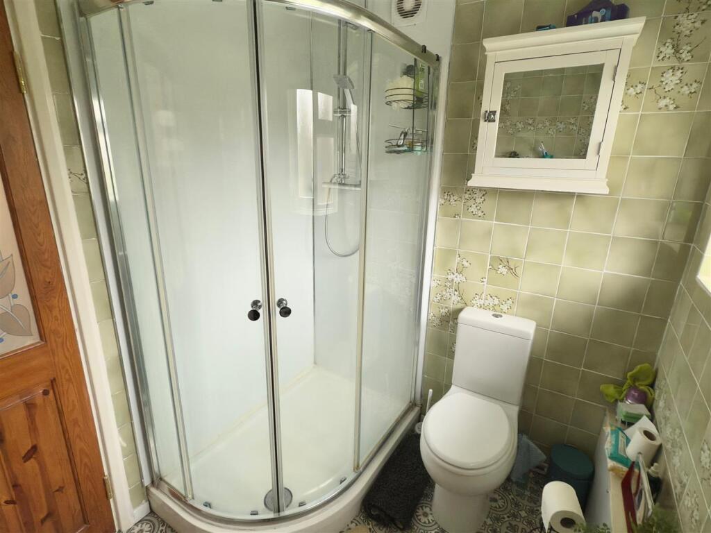 SHOWER UPSTAIRS.jpg