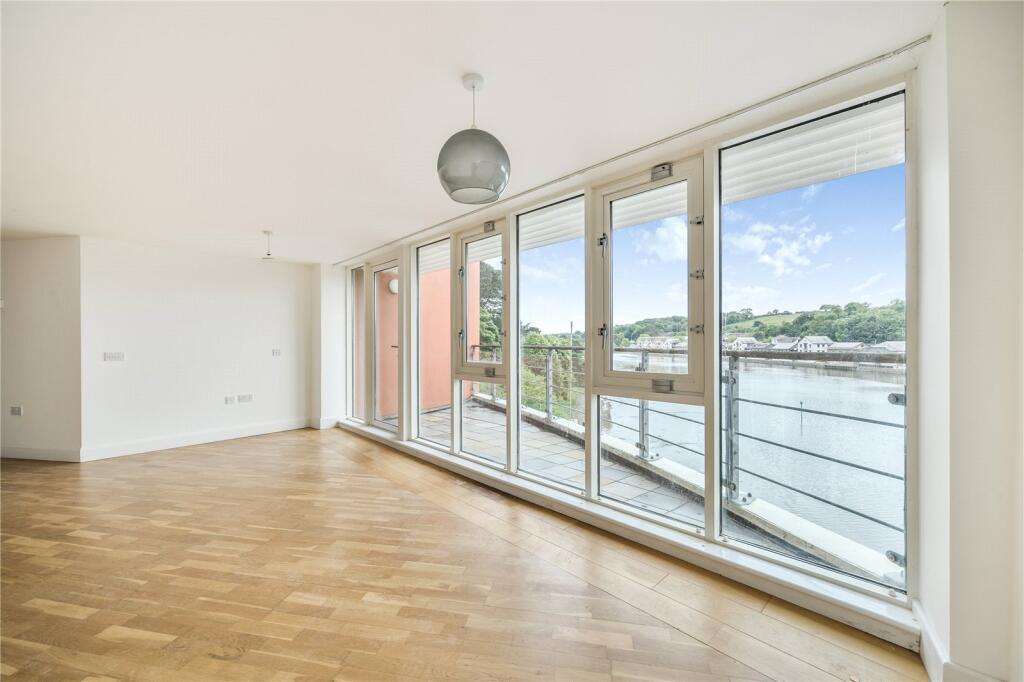Siting Room/ Balcony