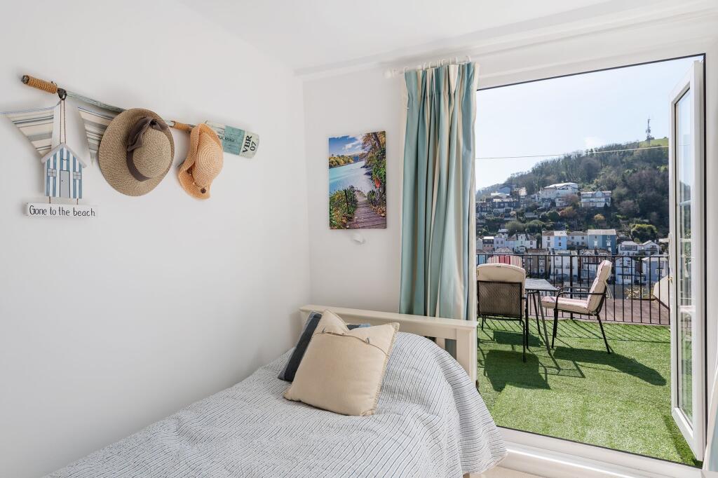 43B Clarence Hill, Dartmouth