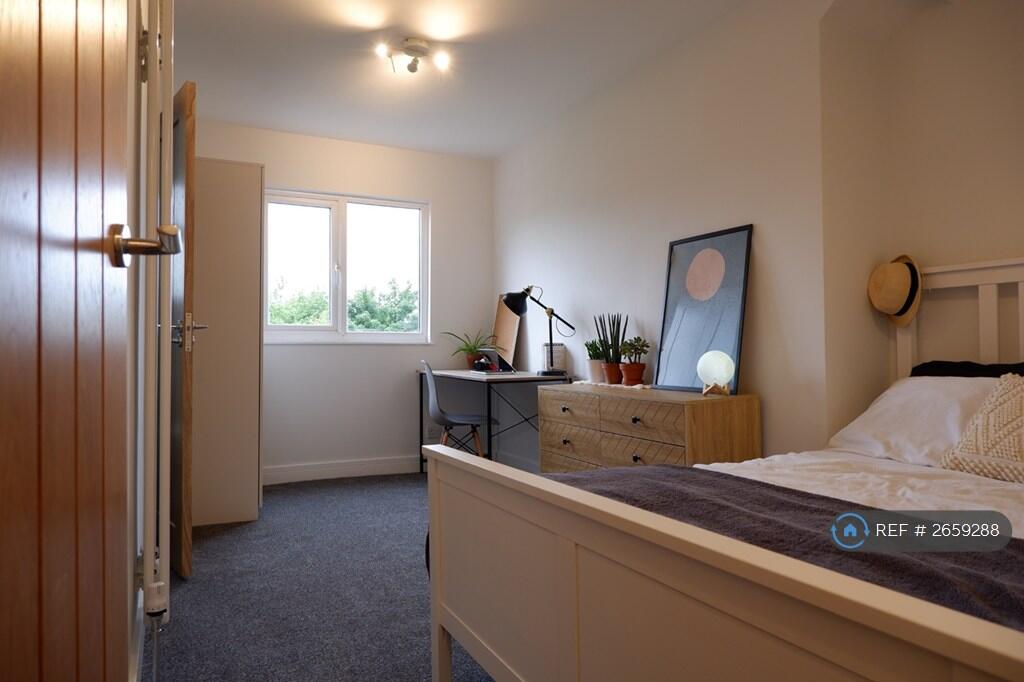 Bedroom 4 (Rear Attic)