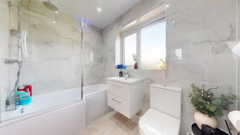 Heron Grove Bathroom