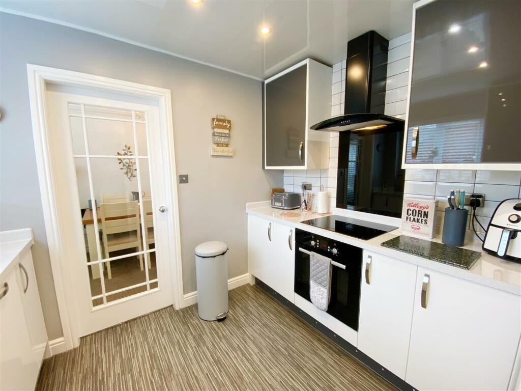 Kitchen pic 2.jpg