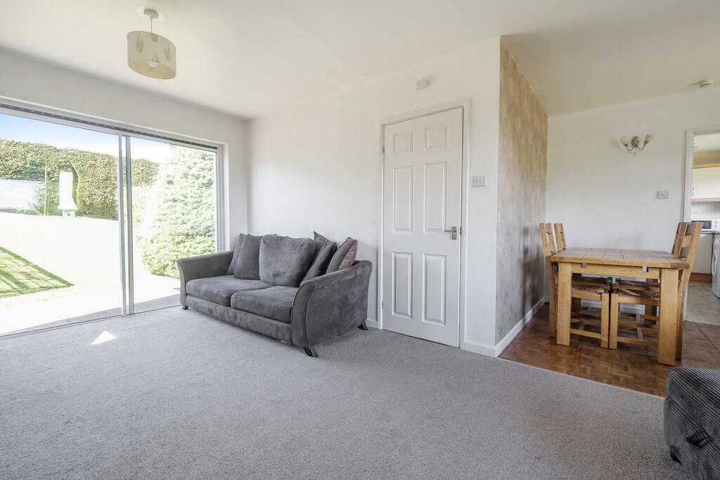 Lounge/Dining Roo...