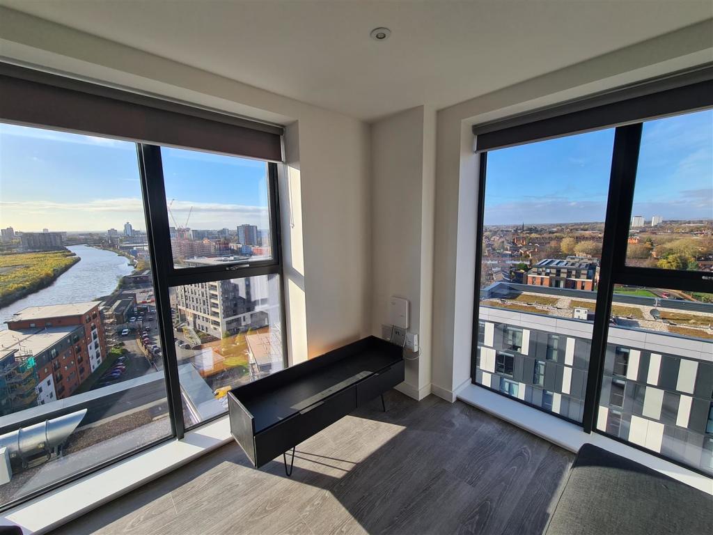 Open Plan Living Room/Dining Area/Kitchen